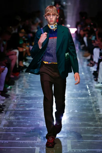 Look 18